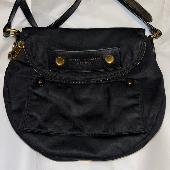MARC BY MARC JACOBS BLACK NYLON CROSSBODY W/ GOLD HARDWARE
POCKETS IN & OUTSIDE - Picture 1 of 9